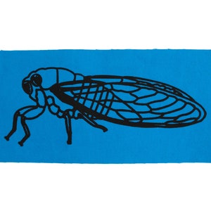 Pode incluir: Uma silhueta preta de um inseto cigarra em um fundo azul brilhante.