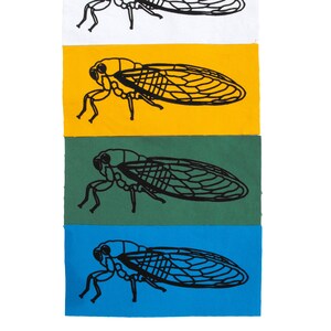 Puede incluir: Cuatro parches de tela con una silueta negra de una cigarra. Los parches son blancos, amarillos, verdes y azules.