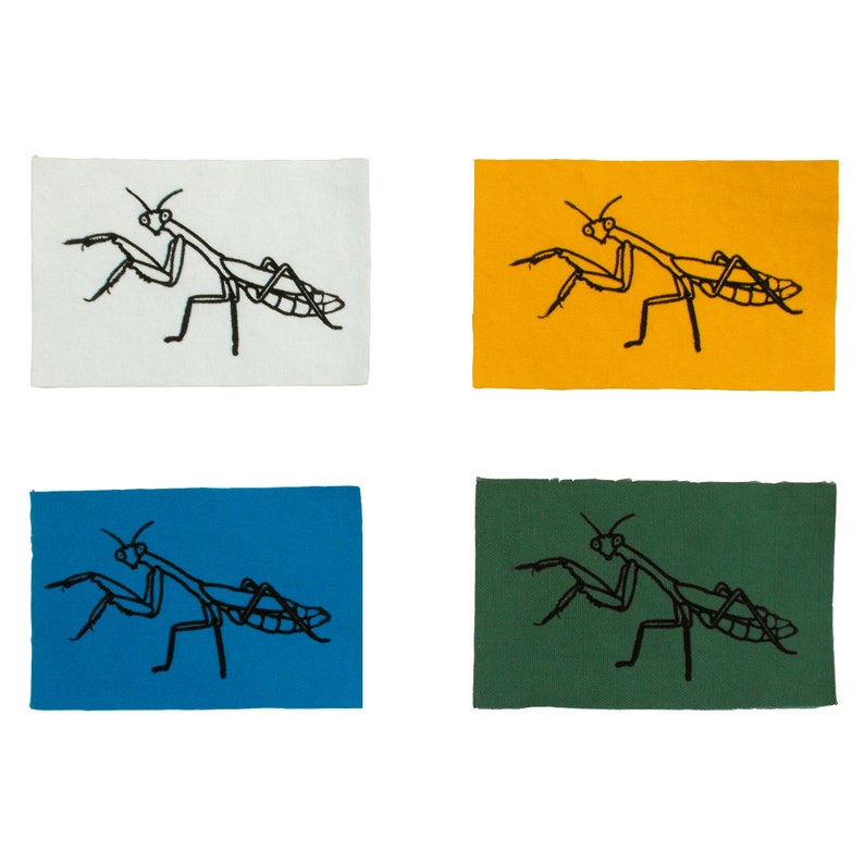 K&ouml;nnte beinhalten: Vier Stoffpatches mit einer schwarzen Umrandung einer Gottesanbeterin auf jedem. Die Patches sind wei&szlig;, gelb, blau und gr&uuml;n.