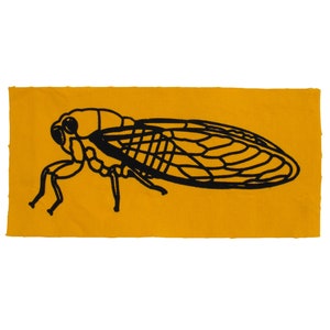 Puede incluir: Una silueta negra de una cigarra sobre un fondo amarillo.