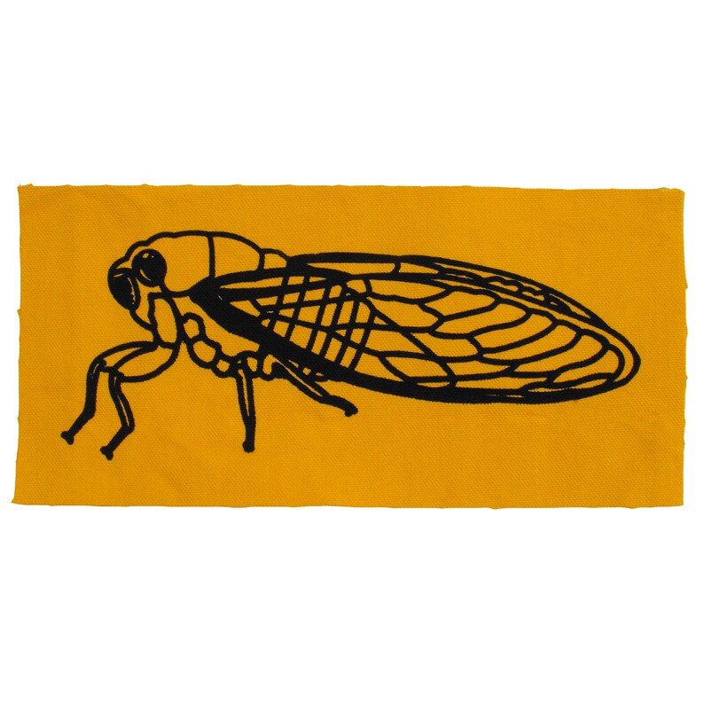 Puede incluir: Una silueta negra de una cigarra sobre un fondo amarillo.