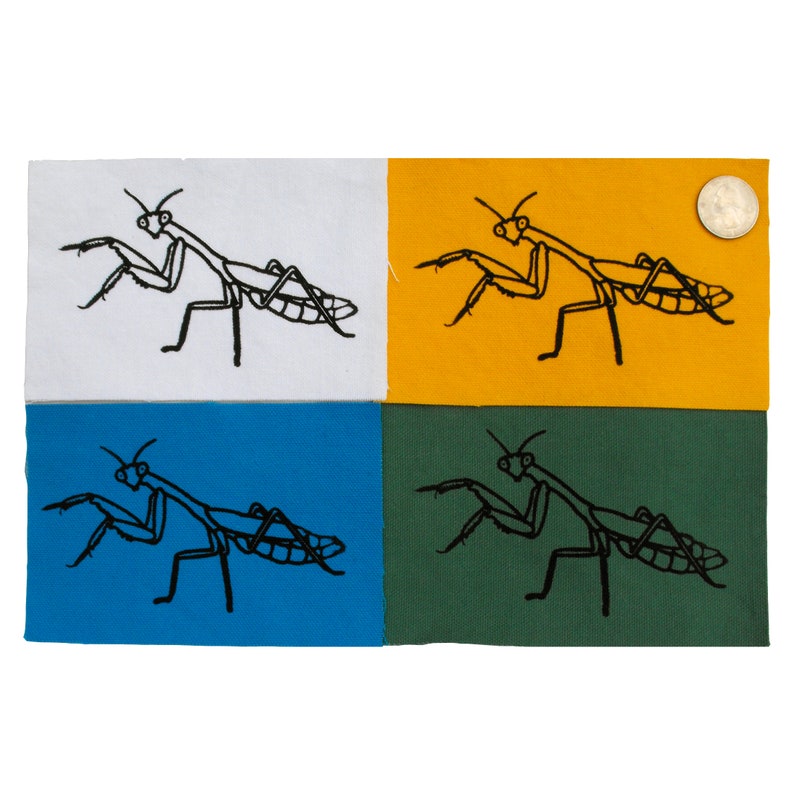 K&ouml;nnte beinhalten: Vier Stoffpatches mit einer schwarzen Umrandung einer Gottesanbeterin auf jedem. Die Patches sind wei&szlig;, gelb, blau und gr&uuml;n.