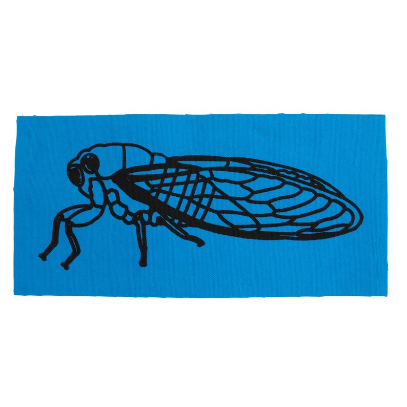 Puede incluir: Una silueta negra de una cigarra sobre un fondo azul brillante.