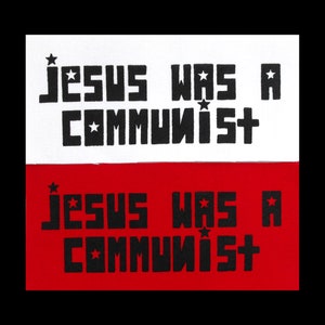 Puede incluir: Un cartel blanco y rojo con texto negro que dice "JESUS WAS A COMMUNIST" en ambos lados. El cartel está hecho de un material similar a la lona.