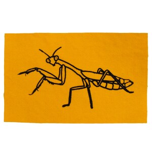 K&ouml;nnte beinhalten: Eine schwarze Linienzeichnung einer Gottesanbeterin auf gelbem Hintergrund.