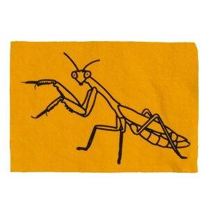 Op de afbeelding: Een zwarte lijntekening van een bidsprinkhaan op een gele achtergrond.