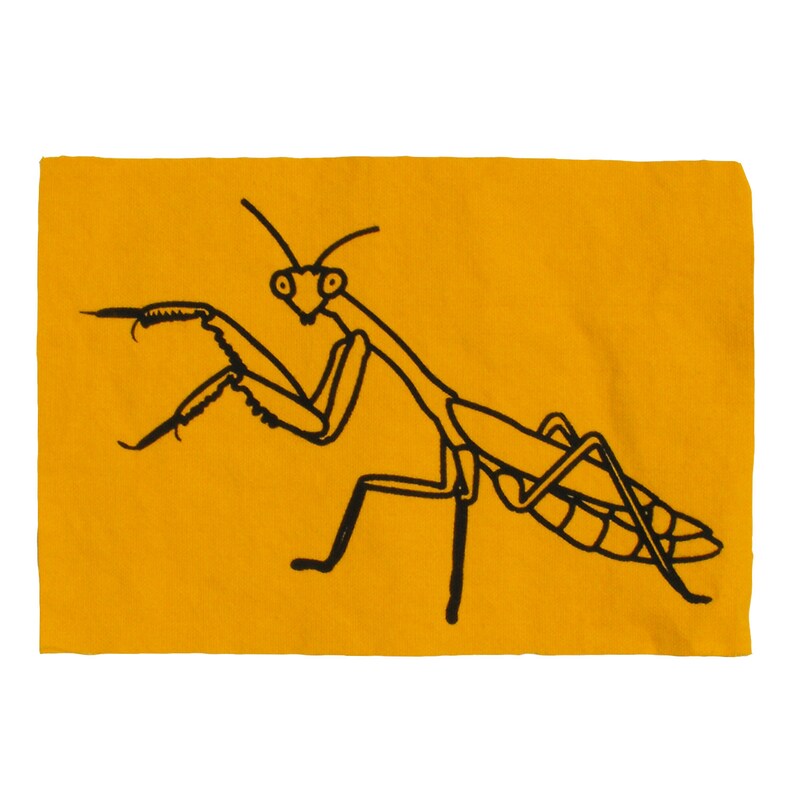 Op de afbeelding: Een zwarte lijntekening van een bidsprinkhaan op een gele achtergrond.