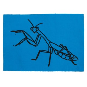 Op de afbeelding: Een zwarte lijntekening van een bidsprinkhaan op een felblauwe achtergrond.