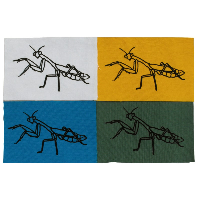 K&ouml;nnte beinhalten: Vier Stoffquadrate mit einer schwarzen Umrandung einer Gottesanbeterin auf jedem. Die Quadrate sind wei&szlig;, gelb, blau und gr&uuml;n.