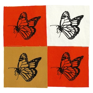 Puede incluir: Cuatro cuadrados de tela con un diseño de mariposa negra impreso en cada uno. Las mariposas están sobre un fondo rojo, blanco, marrón y naranja.