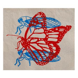 Peut inclure: Un papillon rouge avec des motifs noirs et blancs est superposé à deux cigales bleues. Les cigales sont soulignées de noir et présentent un design détaillé et complexe.