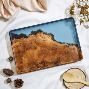 Bandeja de madera de resina azul, palé de madera con textura de tocón, bandeja de madera de resina epoxi, bandeja rústica de madera para servir, regalo de aniversario, regalo de cumpleaños