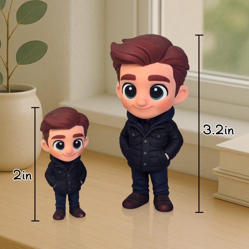 Op de afbeelding: Twee beeldjes van een stripfiguur, &eacute;&eacute;n van 5,08 cm hoog en de andere van 8,13 cm hoog. Beide figuren hebben bruin haar, grote ogen en dragen een zwarte jas, een blauwe broek en bruine schoenen. Ze staan op een houten oppervlak.