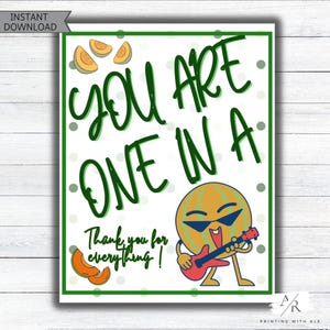 Può includere: Un biglietto verde e bianco con un personaggio di anguria che suona la chitarra. Il testo sul biglietto dice "You are one in a. Thank you for everything!"