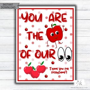 Può includere: Un cartello stampabile con pois rossi e il testo "You are the apple of our eye" con una mela di cartone animato e due occhi. Il cartello include anche il testo "Thank you for everything!" e un piccolo logo in basso.