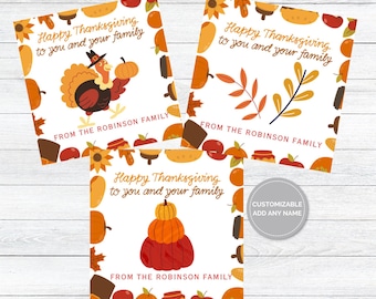 Può includere: Quattro etichette regalo di Ringraziamento stampabili con sfondo bianco e un bordo di illustrazioni a tema autunnale. Le etichette presentano il testo "Buon Ringraziamento a te e alla tua famiglia" e "Dalla famiglia Robinson". Un'etichetta presenta un tacchino, un'altra presenta una pila di zucche, un'altra presenta un ramo con foglie e un'altra è vuota per la personalizzazione.