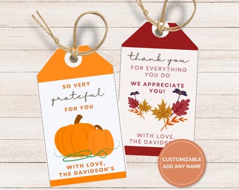 Può includere: Due etichette regalo stampabili a tema autunnale. Un'etichetta presenta una zucca e il testo "So very grateful for you" e "With love, The Davidson's". L'altra etichetta presenta foglie autunnali e il testo "Thank you for everything you do. We appreciate you!" e "With love, The Davids". Il testo "Customizable add any name" è incluso.