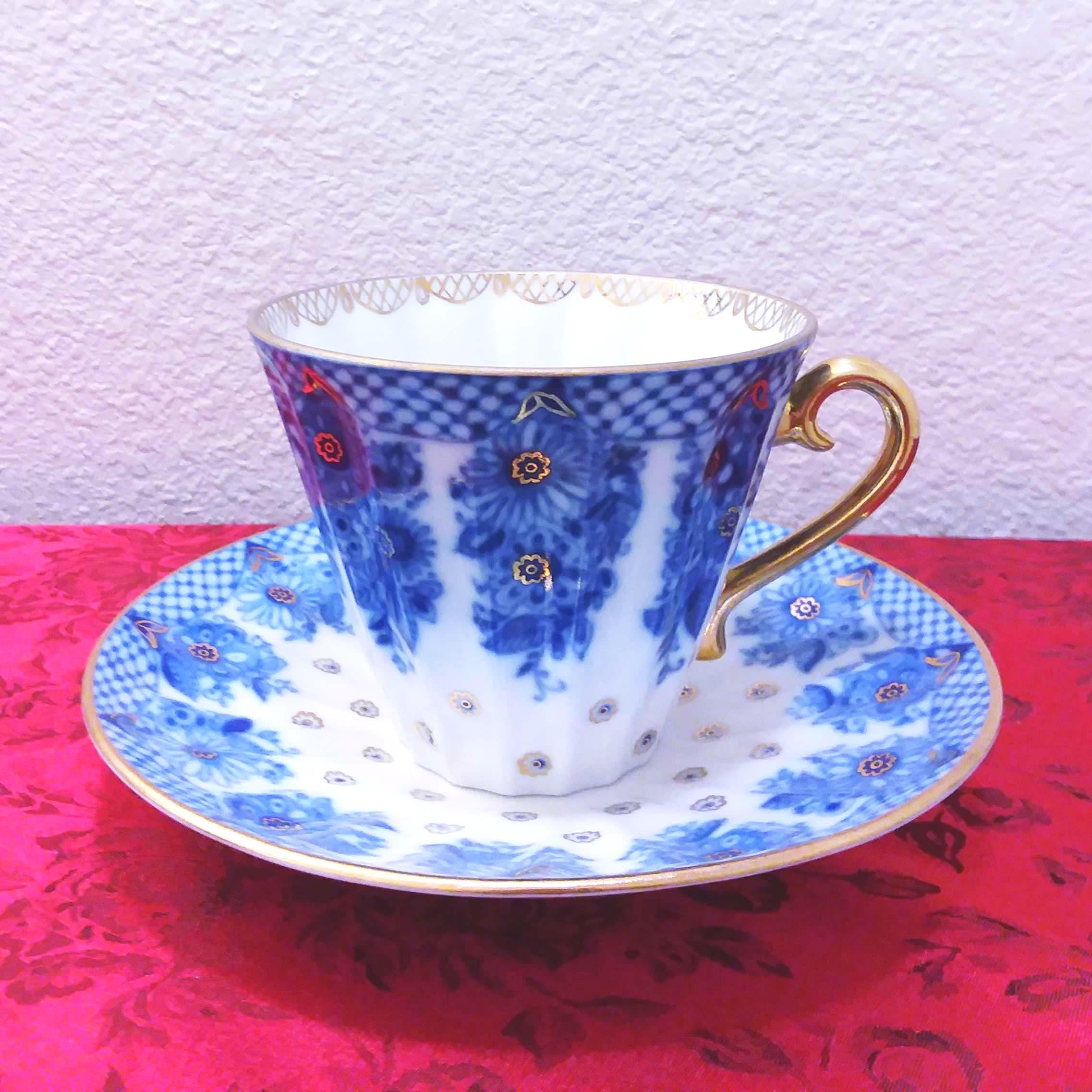 4 - A PAIR OF RUSSIAN LIDDED TEA CUPS BY KUZNETSOV PORCELAIN