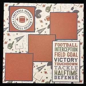 Puede incluir: Una página de álbum de recortes blanca y marrón con temática de fútbol. La página tiene una textura de cuero marrón y presenta un balón de fútbol, estrellas y las palabras "Football Season". También hay cuatro espacios para fotos en la página.