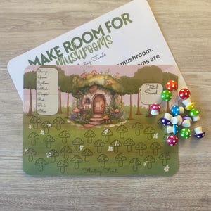 Puede incluir: Un tablero de ahorro con temática de setas con el texto "MAKE ROOM FOR MUSHROOMS". El tablero presenta una ilustración de una casa de hadas y una lista de colores. Piezas de juego con forma de seta de colores están dispersas cerca.