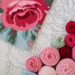 Mönster med blommiga rosor till kudde, gör din egen stansnålskudde, stansnålskit, handmålat mönster, PDF-instruktioner ingår