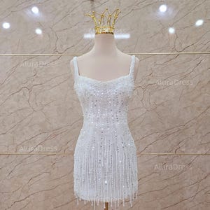 Elegantes Perlenbesetztes Minikleid mit Schulterträgern. Luxuriöses handgefertigtes Fransen Minikleid. Mini Brautkleid für Braut. Benutzerdefiniertes Empfangskleid.