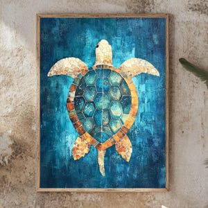 Può includere: Dipinto incorniciato di una tartaruga marina. La tartaruga ha un guscio blu e arancione con un motivo strutturato. Lo sfondo è blu scuro con pennellate. La cornice è di colore marrone chiaro.