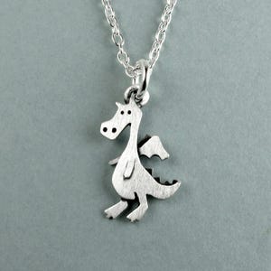 Colgante/collar de dragón pequeño - plata de ley