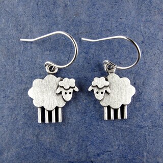 Katy Craig Ltd Orecchini A Forma Di Agnello In Argento Sterling 925 – Ipoallergenici – Dimensioni 8,5x5,5 Mm – Confezione Regalo – Gioielli Delicati Per Adulti E Bambini
