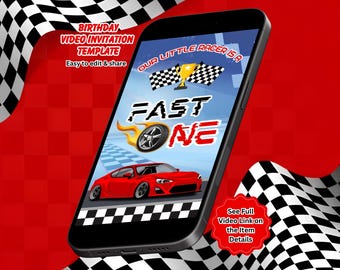 Może przedstawiać: Smartfon wyświetlający szablon zaproszenia wideo na urodziny z motywem wyścigowym. Na ekranie widać czerwony samochód sportowy, trofeum, flagi w szachownicę oraz tekst: Our little racer is a fast one. Tło ma czerwono-biały wzór w szachownicę.