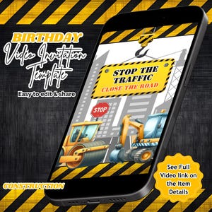 Puede incluir: Un smartphone muestra una plantilla de invitación de video de cumpleaños con temática de construcción. El diseño presenta vehículos de construcción, un letrero de "Stop the Traffic" y el texto "Birthday Video Invitation Template". El fondo tiene rayas amarillas y negras.