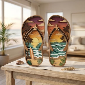 Peut inclure: Deux décorations murales en forme de tongs en bois. Chacune présente un design en couches représentant une scène de plage avec un coucher de soleil, des palmiers et des vagues océaniques. L'une a une fleur, l'autre une étoile de mer.