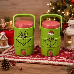Christmas Green Character Can Cooler STL File | Funny Holiday Drink Holder Set | 3MF STL 3D Print File