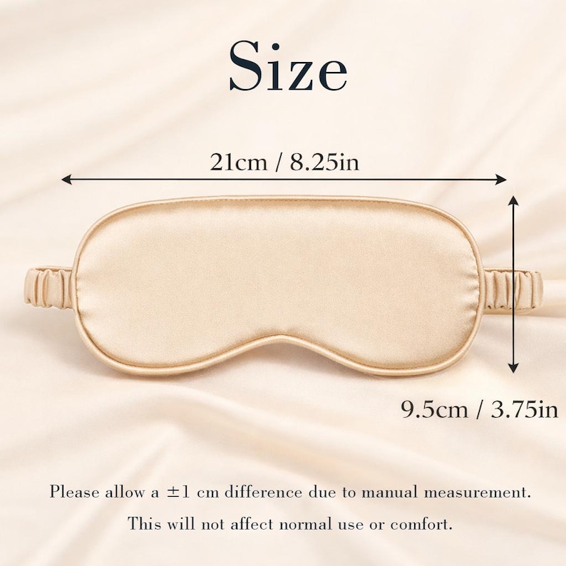 K&ouml;nnte beinhalten: Beigefarbene Schlafmaske aus Satin mit Gummiband. Die Maske ist 21 cm lang und 9,5 cm breit. Der Text "Size" befindet sich oben im Bild, zusammen mit den Ma&szlig;en.