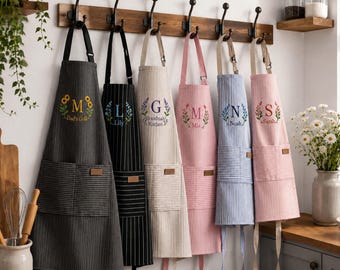 パーソナライズされた刺繍入りエプロン、カスタム名入りクッキングエプロン、お母さんへのベーキングエプロンギフト、女性用キッチンエプロン、ブライダルシャワーギフト。