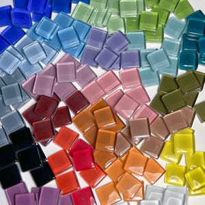 100+ kleurrijk glanzend glas, vierkante mozaïektegel van 1 cm, 100 g, kleine kleine doe-het-zelfartikelen, blauw groen roze rood paars geeloranje, 4 mm