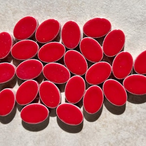 Mosaico de cerámica esmaltada ovalado de color rojo cereza carmesí, 50 g, material artesanal pequeño para manualidades, piezas de rompecabezas circulares en miniatura, 1,2 x 1,8 cm, 5 mm de grosor