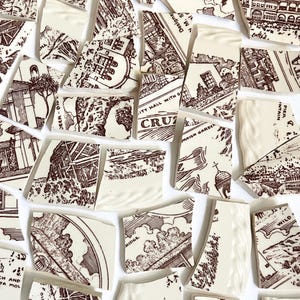 Puede incluir: Una colección de piezas de cerámica rotas con un fondo crema e ilustraciones marrones. Los fragmentos presentan diseños arquitectónicos y paisajísticos, con fragmentos de texto como "CRUZ" y "SPANISH GARDEN".