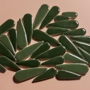 Glaserad keramisk mosaikplatta av mörkgrönt blomblad av skogstall, 50 g, små pysselmaterial, vattendroppar i form av löv, 3 storlekar, 4 mm tjocka