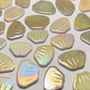 10 skimrande pärlgula blandade snäckskal keramiska mosaikplattor, regnbågsglaserade blombladsformer, gör-det-själv-konstmaterial, 3 storlekar 5 mm tjocka