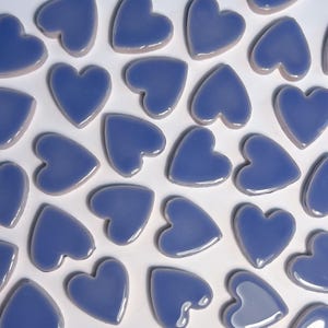 Azulejo de mosaico de cerámica con forma de corazón azul bígaro, 50 g, materiales de arte para manualidades DIY de colores brillantes, pieza de rompecabezas con forma esmaltada pequeña, 2,3 cm, 5 mm de grosor