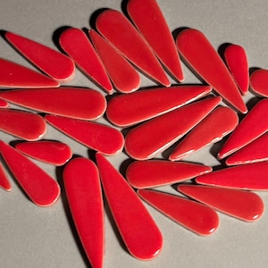 Carreau de mosaïque en céramique émaillée pétale de fleur rouge cerise vif, 50 g, petites créations, fournitures artistiques pour bricolage, pièce de puzzle en forme de goutte d'eau de feuille, 3 tailles de 4 mm d'épaisseur