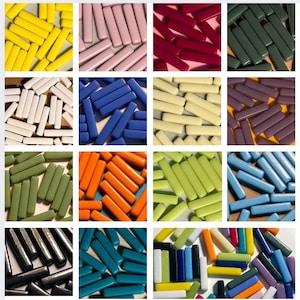 Pode incluir: Conjunto de peças de azulejos de vidro coloridos em vários tons de azul, verde, amarelo, vermelho, laranja, roxo, branco, preto e cinza. Os azulejos são de forma retangular e têm um acabamento liso e brilhante.