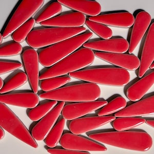 Azulejo de mosaico de cerámica esmaltada con pétalos de flor de color rojo rosa claro, 50 g, material para manualidades pequeñas, pieza de rompecabezas con forma de gota de agua, 3 tamaños, 4 mm de grosor.