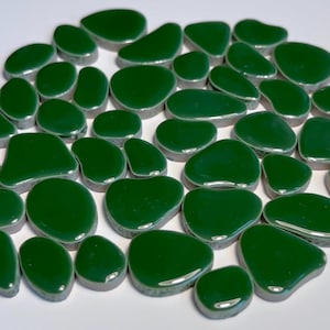 フォレストダークパイングリーンペブル不規則セラミックモザイクタイル、50g、DIYクラフトアート用品、小さな小中サイズの釉薬ジグソーピース、ランダムサイズ