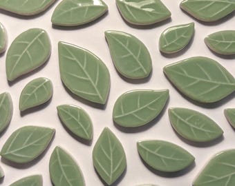 Pastel mintgroene bladvorm keramische mozaïektegels, 50 g, DIY Craft Art Supply, kleine kleine middelgrote glazuurstukken gemengde grootte, 2,2-4 cm, 5 mm dik