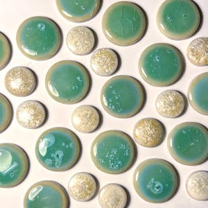 Carreau de mosaïque rond en céramique émaillée, mélange de vert jade clair glacé et de blanc beige scintillant, 100 g, pour loisirs créatifs, pièce ronde en pierre, 2-3 cm, 5 mm