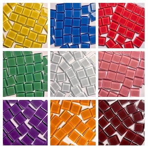 Può includere: Nove quadrati di piccole piastrelle quadrate di vetro in vari colori. I colori includono giallo, blu, rosso, verde, bianco, rosa, viola, arancione e bordeaux. Queste piastrelle sono adatte per progetti di arte del mosaico.