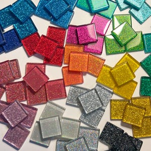 20 mosaicos cuadrados de colores brillantes con purpurina, vidrio cristalino brillante, materiales para manualidades, 2 x 2 cm (1 pulgada), 4 mm (1 pulgada), rojo, rosa, verde, dorado, plateado.