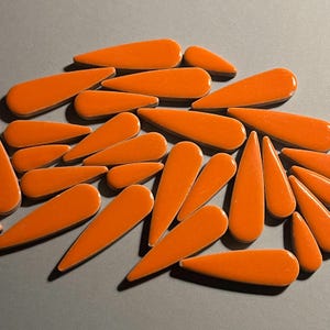 Kürbis-Orangen-Blütenblatt glasierte Keramikmosaikfliese, 50g, kleine Handwerk DIY-Kunstbedarf, Blatt-Wassertropfen-Puzzle-Stücke, 3 Größen 4 mm dick